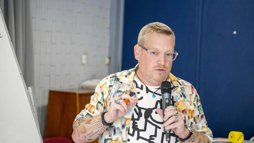 ÉRTSD MEG! Ők tanácskoznak, mi megörökítjük…