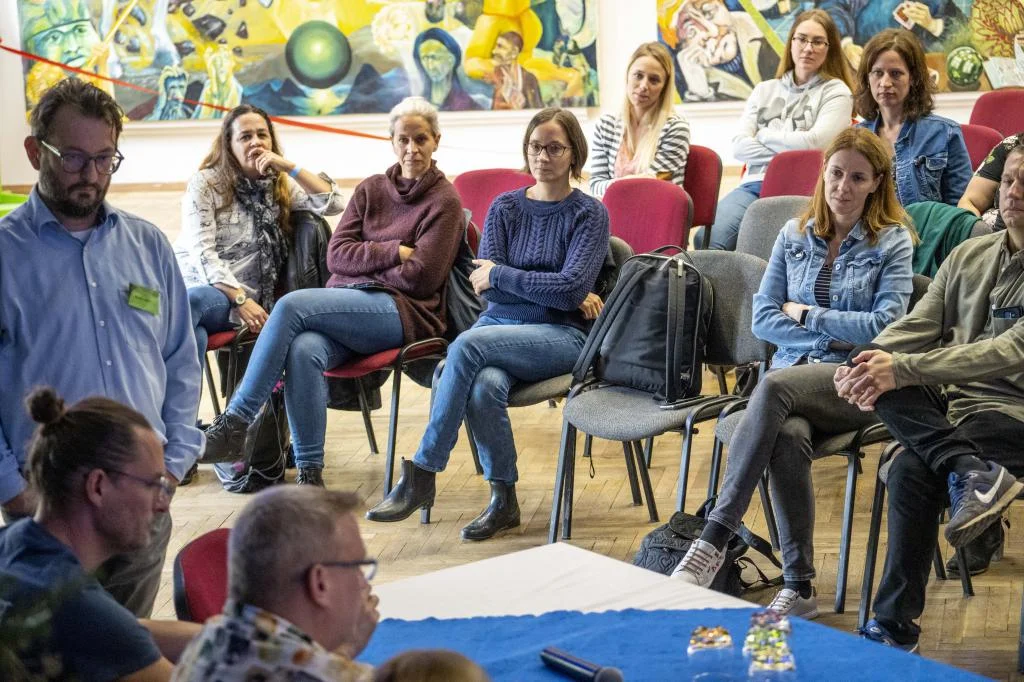 ÉRTSD MEG! Ők tanácskoznak, mi megörökítjük…
