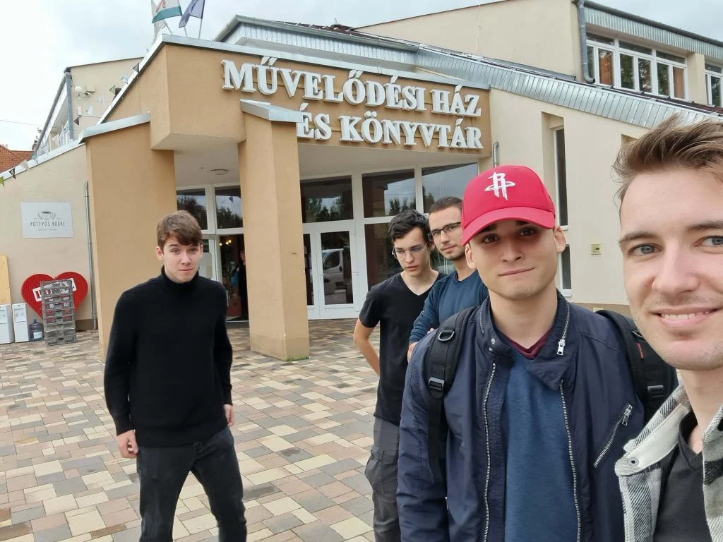 ÉRTSD MEG! Ők tanácskoznak, mi megörökítjük…