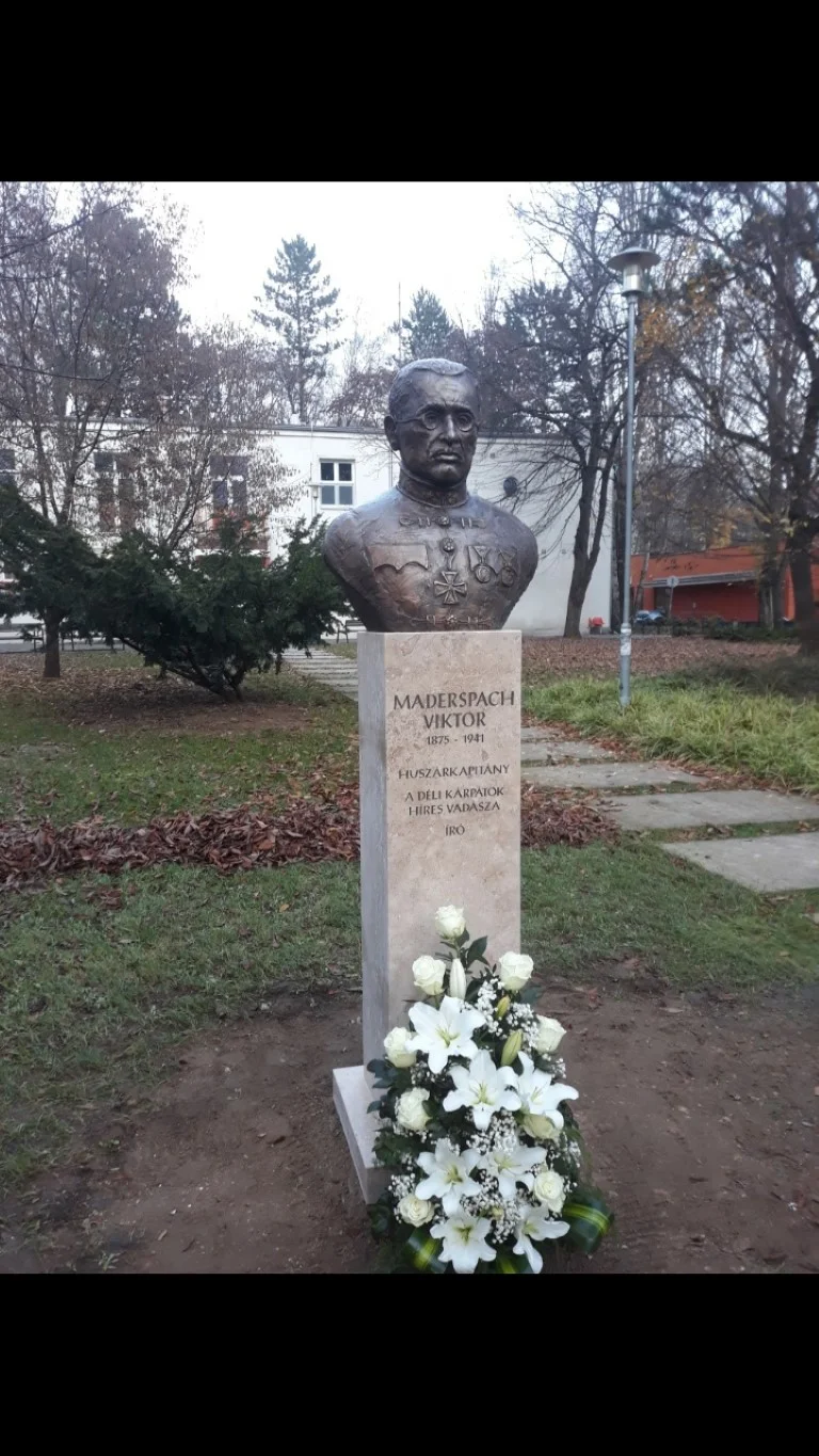 Szobrot avattak iskolánk öregdiákjának