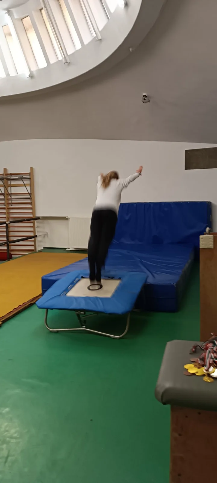 Házi minitrampolin verseny