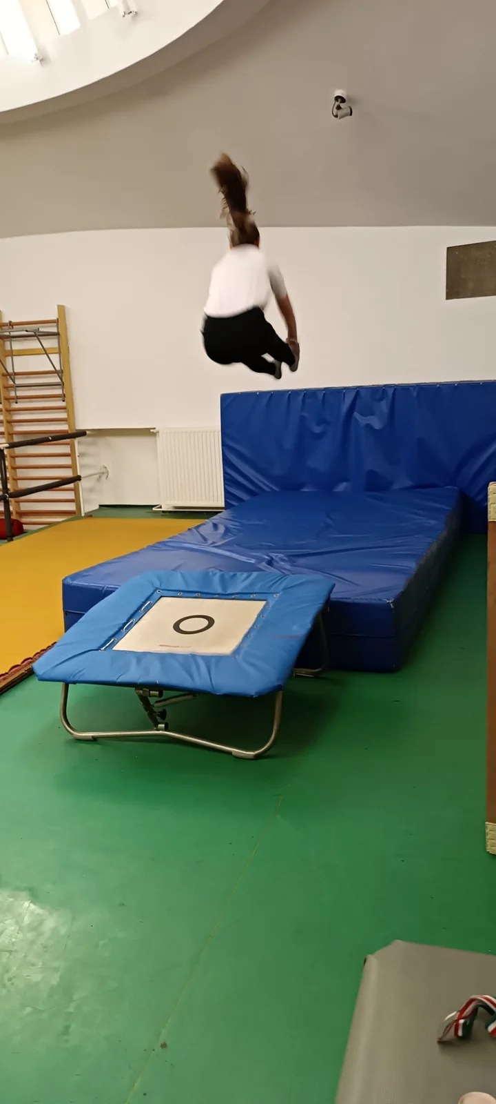 Házi minitrampolin verseny