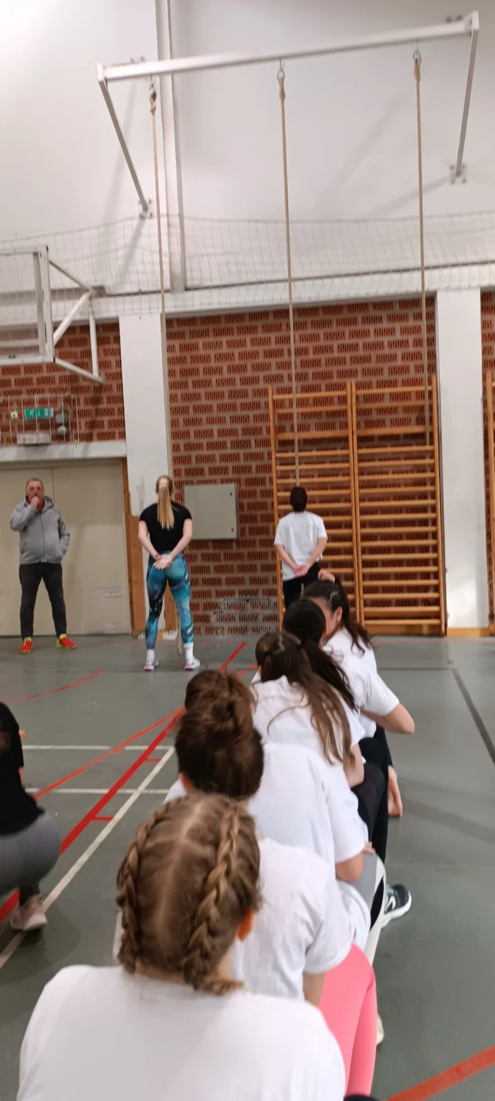 Kötélmászó és függeszkedő verseny a Schulekben