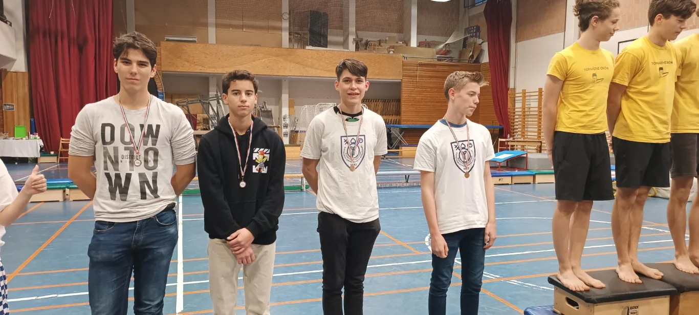 Minitrampolin verseny a Szent Angéla Gimnáziumban