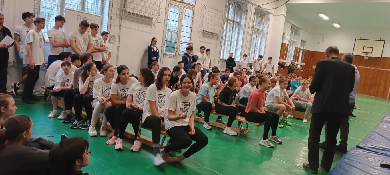 Kötélmászó verseny a Pesti Barnabás Technikumban
