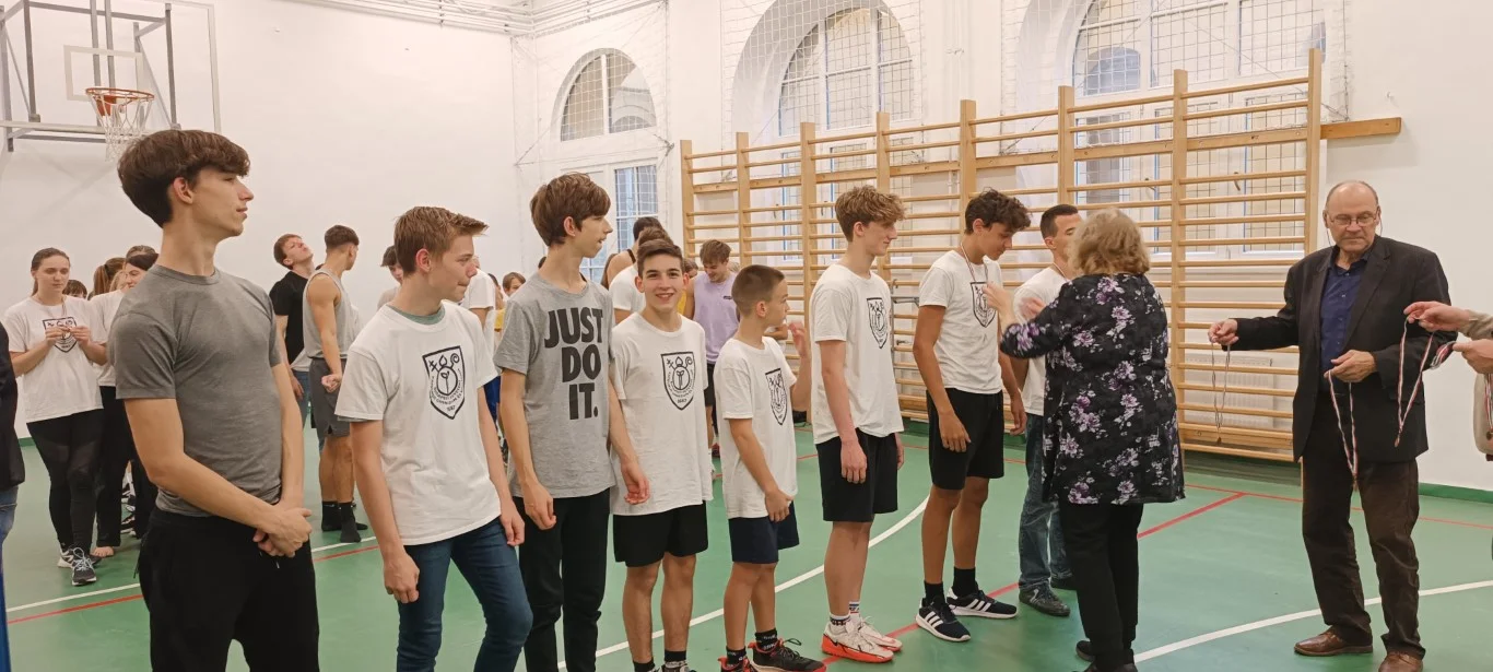 Kötélmászó és függeszkedő verseny az EKG-ban