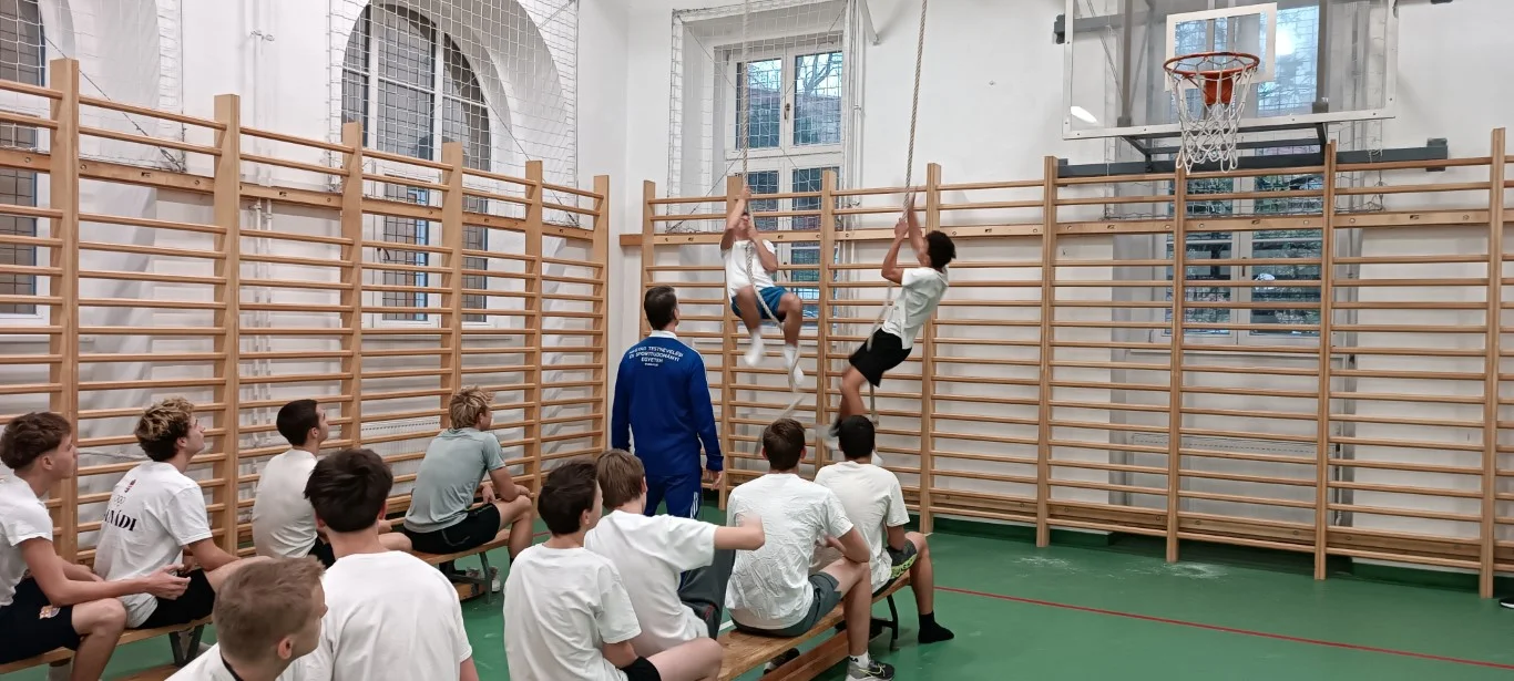 A BTSz Kötélmászó és Függeszkedő versenye az EKG-ban