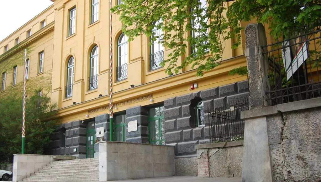 A gimnázium épülete a Szabó Ilonka utcából, klasszicista sárga homlokzattal.