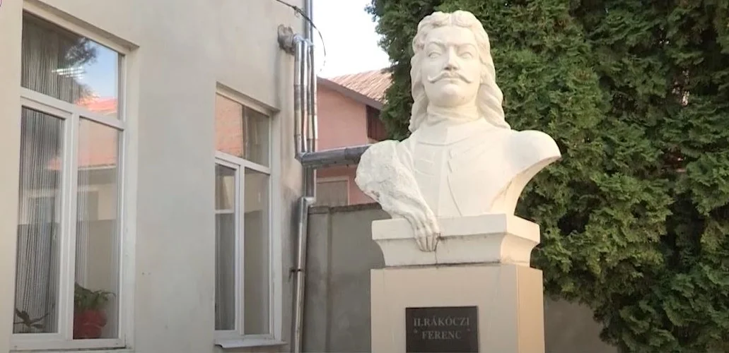 II. Rákóczi Ferenc mellszobra a munkácsi testvériskola udvarán.